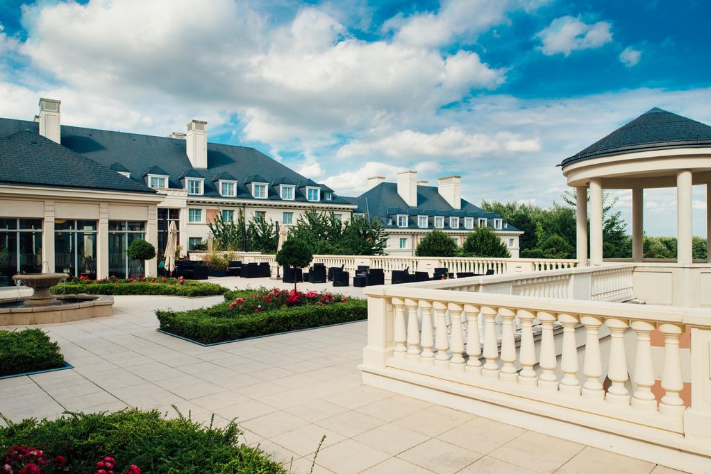 How to get from Paris airports to Hotel Vienna House Dream Castle