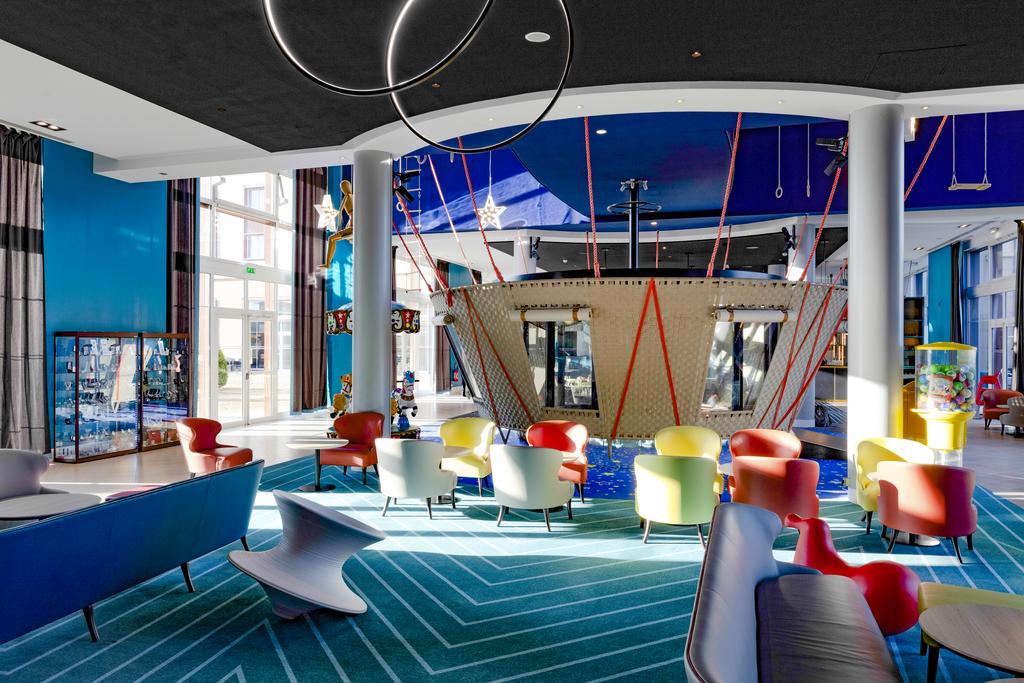 How to get from Paris airports to Hotel Vienna House Magic Circus