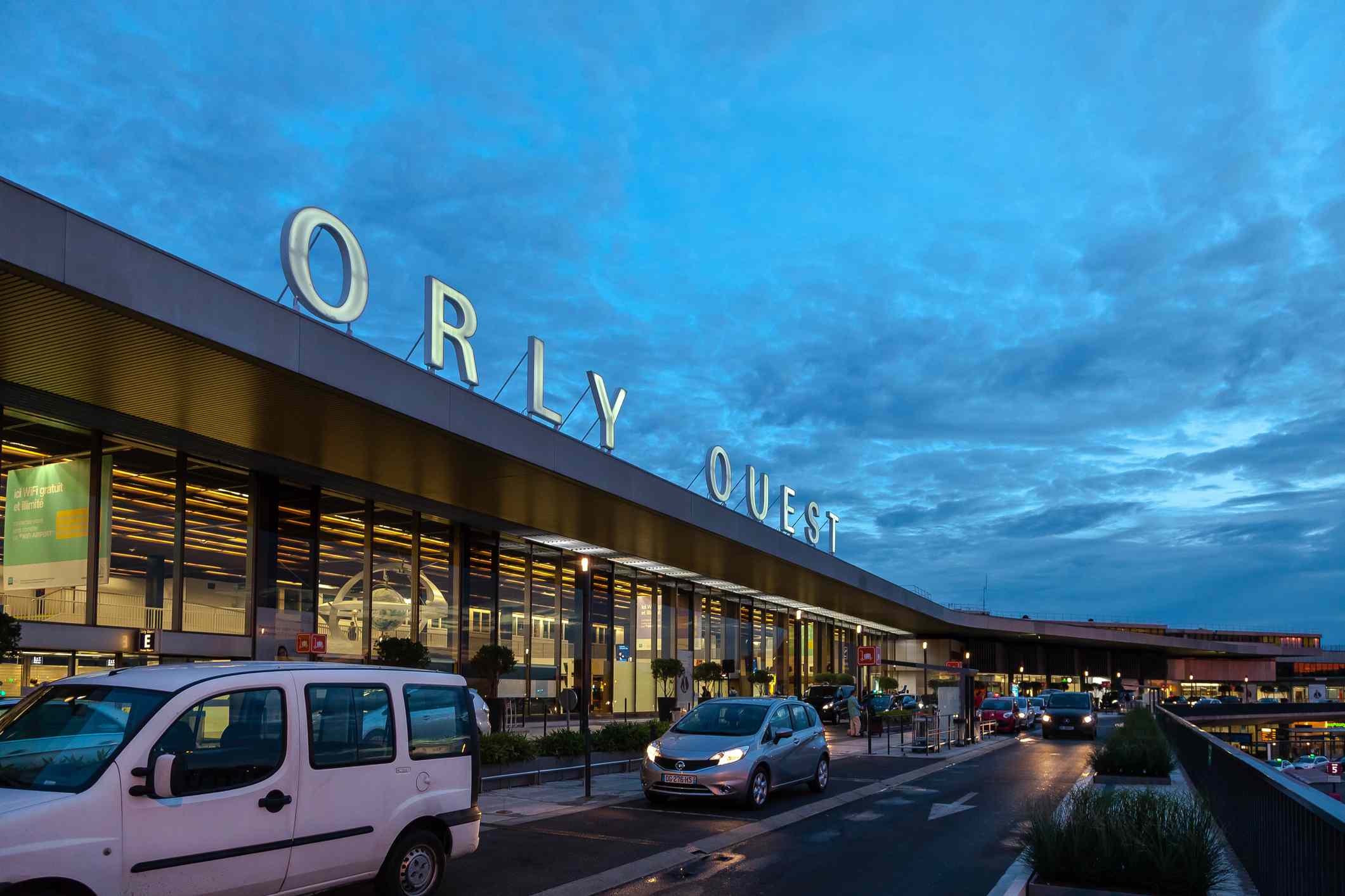 How to get from Charles de Gaulle to Orly airport